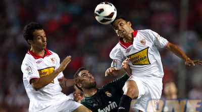 סיסיניו מצליח למנוע מהיגואין את הכדור (רויטרס)