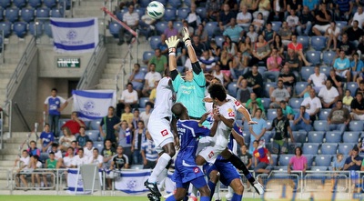 שניר דורי מנסה לקלוט כדור (יניב גונן)