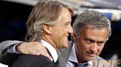 מוריניו ומאנצ´יני לפני המשחק.ק (רויטרס)