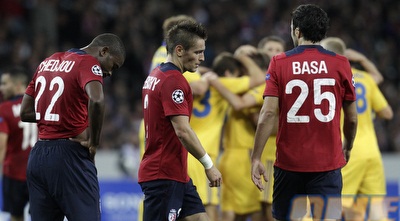 שחקני ליל ההמומים על רקע שחקני באטה בוריסוב החוגגים (רויטרס)