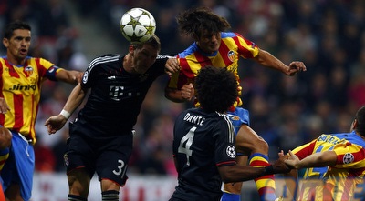 נלסון ואלדס כובש בנגיחה את השער המצמק (רויטרס)