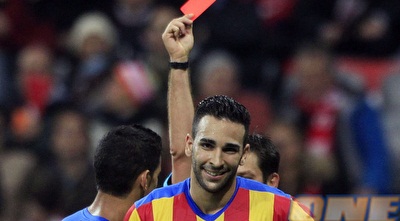 אדיל רמי מחייך, הכרטיס האדום ברקע (רויטרס)