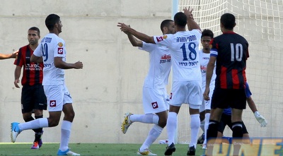 עומר גולן חוגג יתרון מוקדם (יניב גונן)