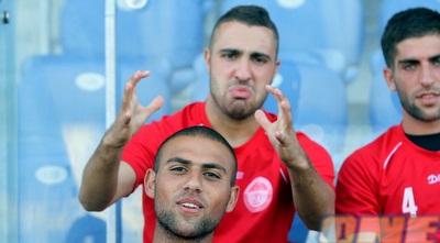 אלי דרעי ממשיך ליהנות על הספסל (יניב גונן)