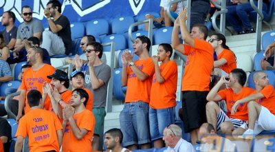 אוהדי מכבי פ&qout;ת לובשים כתום (יניב גונן)