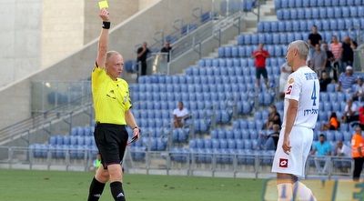 מגמאדוב רואה כרטיס צהוב (יניב גונן)