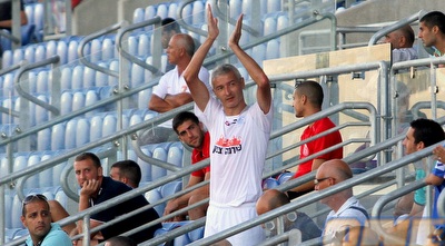 מגמאדוב מודה לקהל לאחר החילוף (יניב גונן)