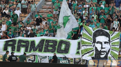 אוהדי חיפה במחווה לדקל קינן (עמית מצפה)