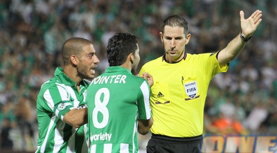 עזרא וקטן מתווכחים עם שמואלביץ&acute;, זה לא עזר (עמית מצפה)