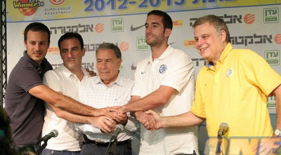 אוחיון עם ראשי מכבי. נשאר בצהוב, למרות הכל (שרון קביליו)