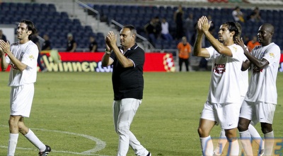 שחקני עכו מודים לקהל (יוסי ציפקיס)