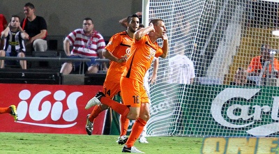 איבסקביצ´יוס חוגג עם אור ברוך. יישאר כתום? (שי לוי)