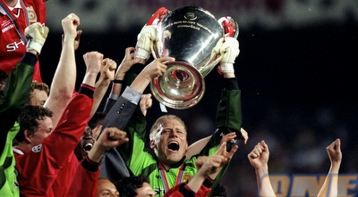 שמייכל עם גביע אירופה בקאמפ נואו (GettyImages)