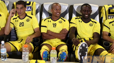 גורי, אבו זייד וארנשואו צופים במשחק מהספסל (יוסי ציפקיס)