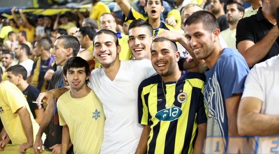 אוהדי מכבי מרוצים ביציע (יוסי ציפקיס)