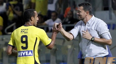 ראדי חוגג עם אוסקר. קבוצה מאומנת (יוסי ציפקיס)