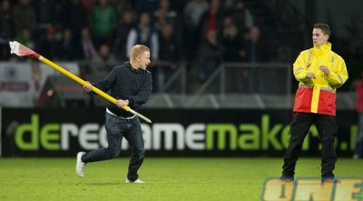 אוהד אוטרכט עם דגל הקרן במגרש. ממש לא מדובר בקומץ