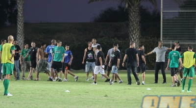 קייסי ואוהדי מכבי חיפה באימון (עמית מצפה) קייסי ואוהדי מכבי חיפה באימון (עמית מצפה)