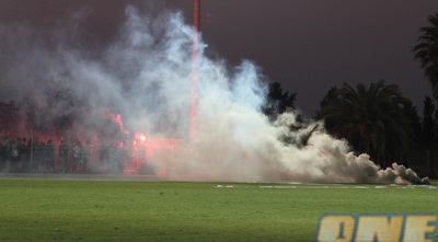 רימון העשן של אוהדי מכבי חיפה באימון (עמית מצפה) רימון העשן של אוהדי מכבי חיפה באימון (עמית מצפה)