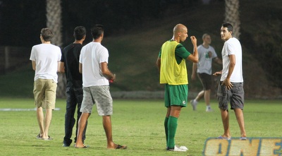אוהדי מכבי חיפה עם צוצאליץ´ באימון (עמית מצפה) אוהדי מכבי חיפה עם צוצאליץ´ באימון (עמית מצפה)