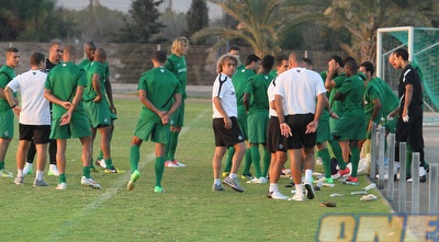 ראובן עטר והשחקנים באימון (עמית מצפה) ראובן עטר והשחקנים באימון (עמית מצפה)