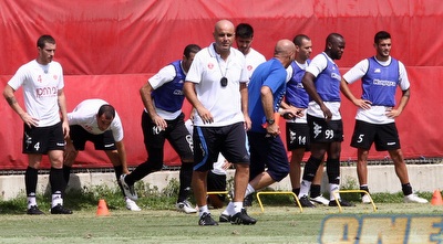 יוסי אבוקסיס ושחקני הפועל ת&qout;א באימון (שי לוי)