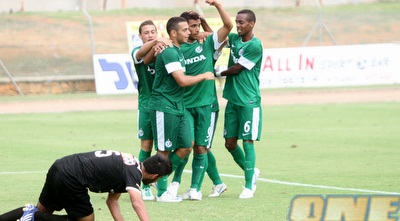 שחקני הנוער של חיפה חוגגים. לא עדיף שישחקו לפני הבוגרים? (חגי ניזרי)