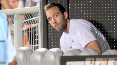 דני עמוס על הספסל בקריית אליעזר. איחר לאוטובוס והודח מההרכב (יניב גונן) דני עמוס על הספסל בקריית אליעזר. איחר לאוטובוס והודח מההרכב (יניב גונן)