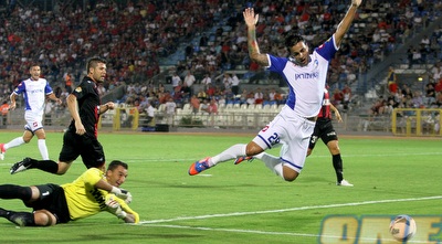 לאנצ´ה מתעופף באוויר. שטרית לא נתן פנדל (יניב גונן) לאנצ´ה מתעופף באוויר. שטרית לא נתן פנדל (יניב גונן)