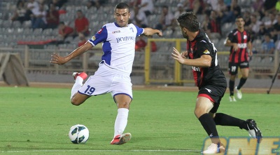 אבוחצירא בועט מול רואש. נבלם במשקוף שערו של קאלה (יניב גונן) אבוחצירא בועט מול רואש. נבלם במשקוף שערו של קאלה (יניב גונן)