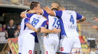 שחקני קריית שמונה חוגגים עם גרזיצ´יץ´ (יניב גונן) שחקני קריית שמונה חוגגים עם גרזיצ´יץ´ (יניב גונן)