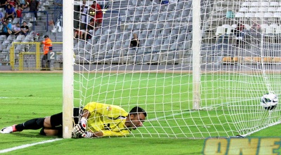 הכדור בשער של קאלה המתוסכל (יניב גונן) הכדור בשער של קאלה המתוסכל (יניב גונן)