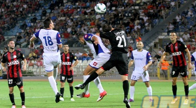 הכדור מגיע לגרזיצ´יץ´, שנותר לא מכוסה ומתרומם לנגיחה (יניב גונן) הכדור מגיע לגרזיצ´יץ´, שנותר לא מכוסה ומתרומם לנגיחה (יניב גונן)