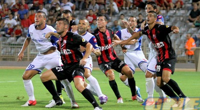 מאבק ברחבה של הפועל חיפה. שם מתנהלת רוב המחצית השנייה (יניב גונן) מאבק ברחבה של הפועל חיפה. שם מתנהלת רוב המחצית השנייה (יניב גונן)