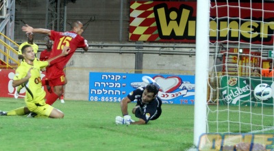 אבו ענזה כובש (חגי ניזרי)