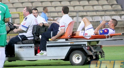 בן והבה יורד מהמגרש על אלונקה, דקות אחרי שכמעט הכניע את קאלה (יניב גונן) בן והבה יורד מהמגרש על אלונקה, דקות אחרי שכמעט הכניע את קאלה (יניב גונן)