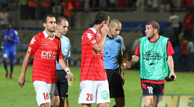 שחקני הפועל עם לירן ליאני (שי לוי)