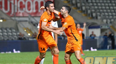 שלו מנשה מברך את אור ברוך על שער הבכורה (שי לוי)