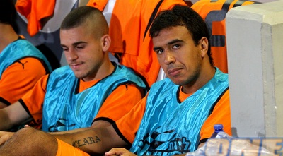 פדרו גלבאן על הספסל לצד עגייב (שי לוי)