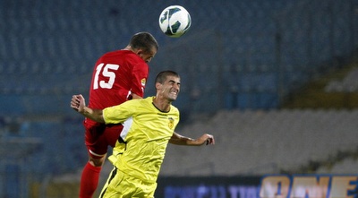 בראון קופץ על בן שושן. פרדי מכין את הקבוצה מצוין (יוסי ציפקיס)