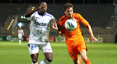 אדם הרפקה מנסה לעבור את סביטי ליפניה (שי לוי)