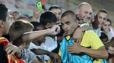 אבו ענזה חוגג עם הקהל (חגי ניזרי)