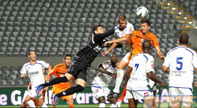 הרפקה מנסה לנגוח, גל ניר מאגרף (שי לוי)