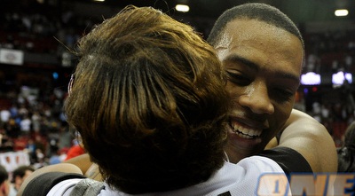 תומאס מתחבק עם אימו. גידלה אותו כמעט לבד (GettyImages)