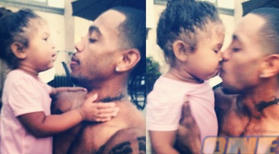 מלקולם תומאס עם ביתו (מאתר הטוויטר הרשמי של תומאס) (ONE)