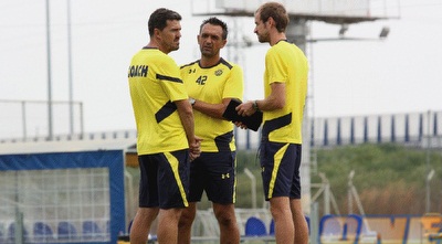 צוות האימון של מכבי מתכונן למשחק (האתר הרשמי)