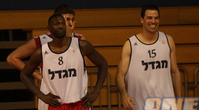 קורטני פלס ואורי קוקיה. יפגשו את חולון (גיא בן זיו)