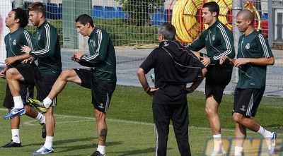 מוריניו והשחקנים מתכוננים לאייאקס (רויטרס) מוריניו והשחקנים מתכוננים לאייאקס (רויטרס)