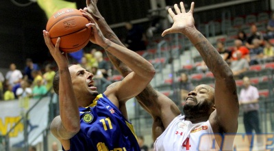 דיימון סימפסון קולע על ברנדון האנטר (יניב גונן)