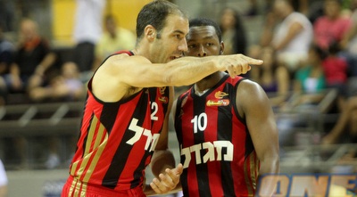 טפירו מסביר לפולן (חגי ניזרי) טפירו מסביר לפולן (חגי ניזרי)